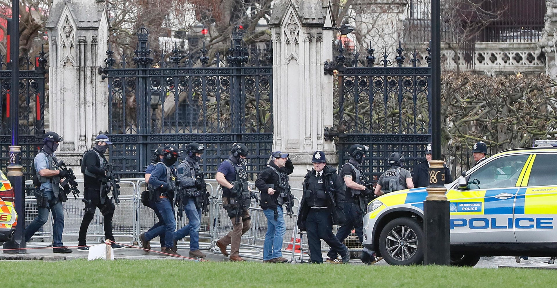 Sicherheitskräfte: Schwer bewaffnete Polizisten machen sich auf den Weg zum Tatort vor dem englischen Parlament.