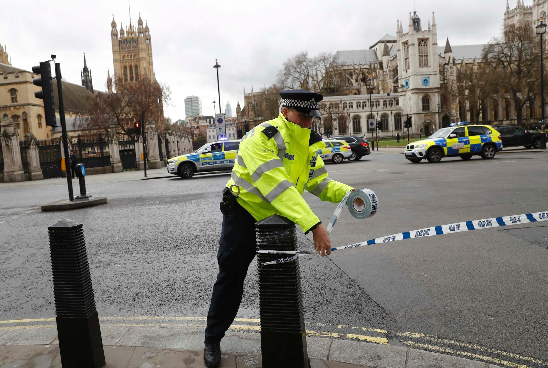 Sperrgebiet: Ein Polizist sperrt nach den Angriffen das Gebiet um das englische Parlament in London ab. In der englischen Hauptstadt fielen Schüsse, und es gab eine vermeintliche Amokfahrt.