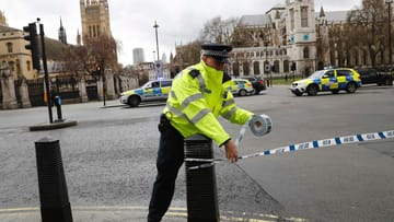Sperrgebiet: Ein Polizist sperrt nach den Angriffen das Gebiet um das englische Parlament in London ab. In der englischen Hauptstadt fielen Schüsse, und es gab eine vermeintliche Amokfahrt.