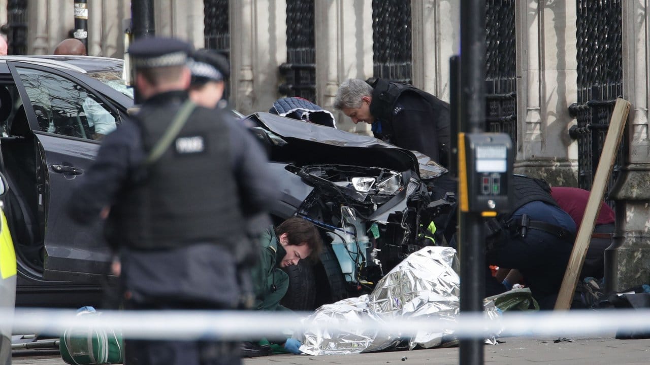 Polizisten untersuchen in der Nähe des Londoner Parlaments ein Auto, mit dem mehrere Menschen überfahren worden sein sollen. Polizisten untersuchen in der Nähe des Londoner Parlaments ein Auto, mit dem mehrere Menschen überfahren worden sein sollen.