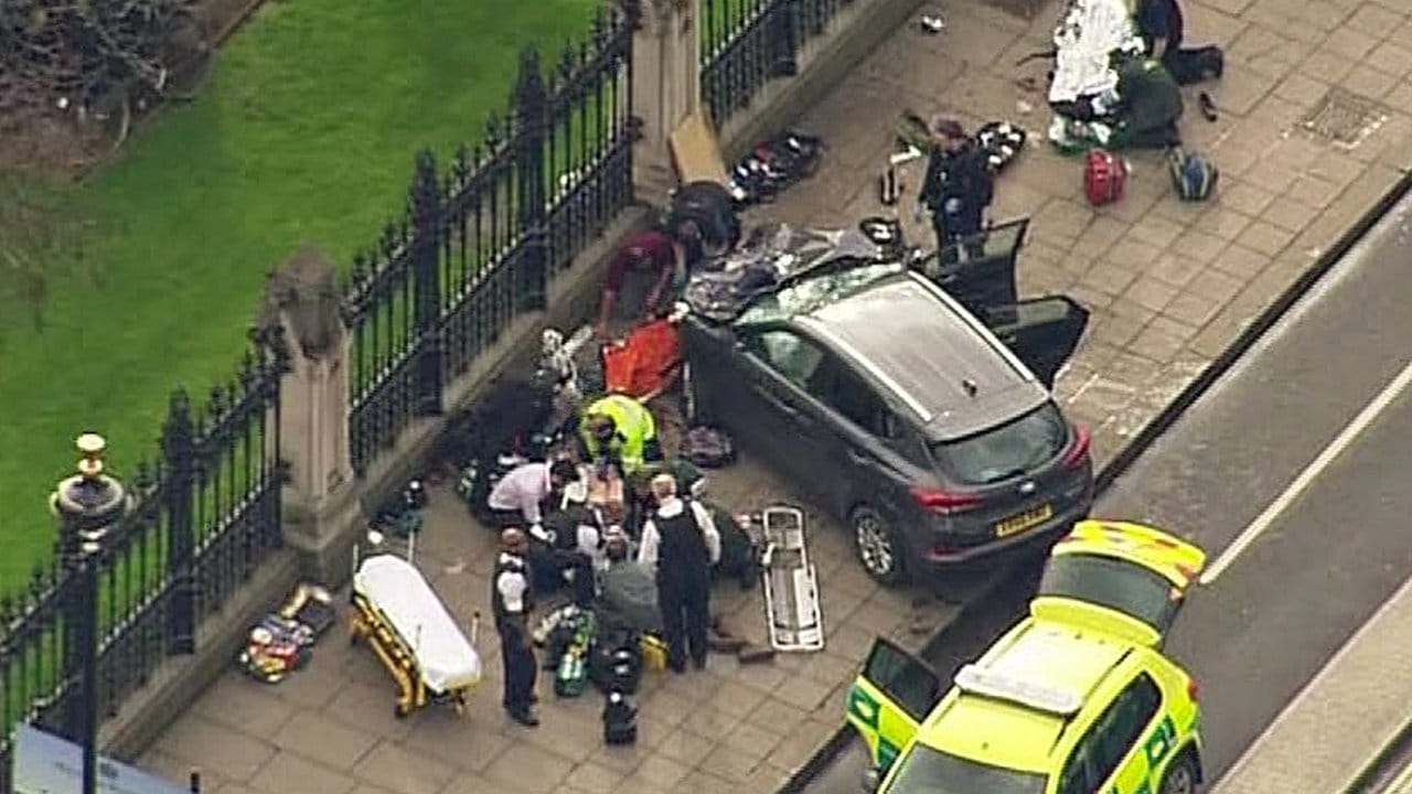 Das Standbild aus einem Video zeigt Hilfskräfte, die in der Nähe des britischen Parlaments neben einem Auto einen Verletzten behandeln. Das Standbild aus einem Video zeigt Hilfskräfte, die in der Nähe des britischen Parlaments neben einem Auto einen Verletzten behandeln.