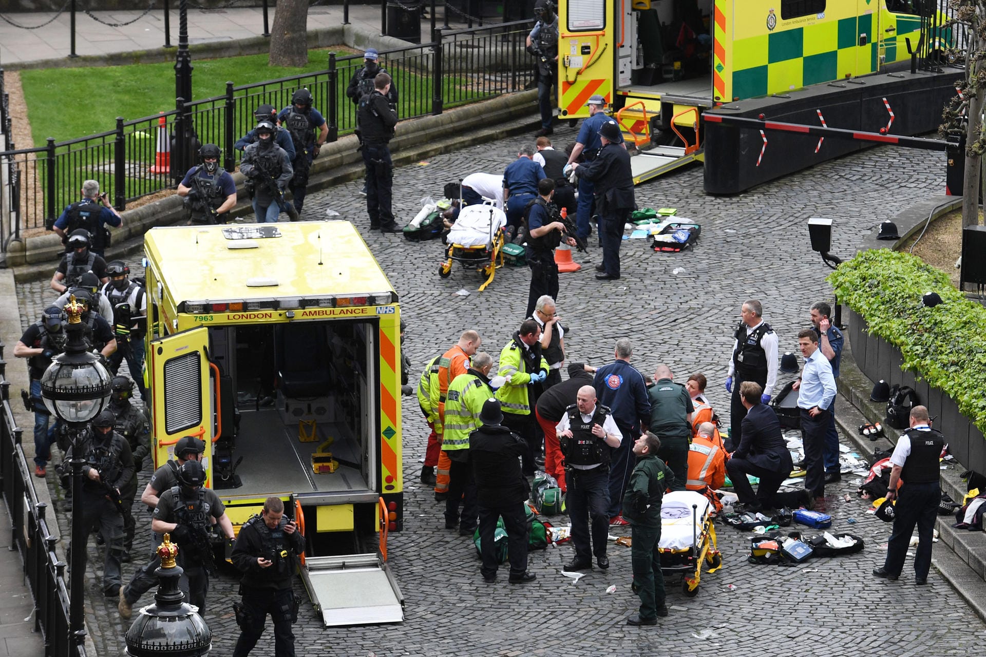 Im Einsatz: Rettungskräfte bemühen sich um Verletzte nach dem Angriff in London.