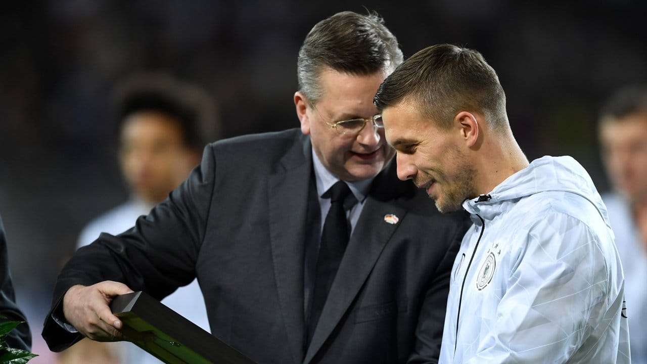 Vor dem Spiel wurde Lukas Podolski von DFB-Präsident Reinhard Grindel verabschiedet.