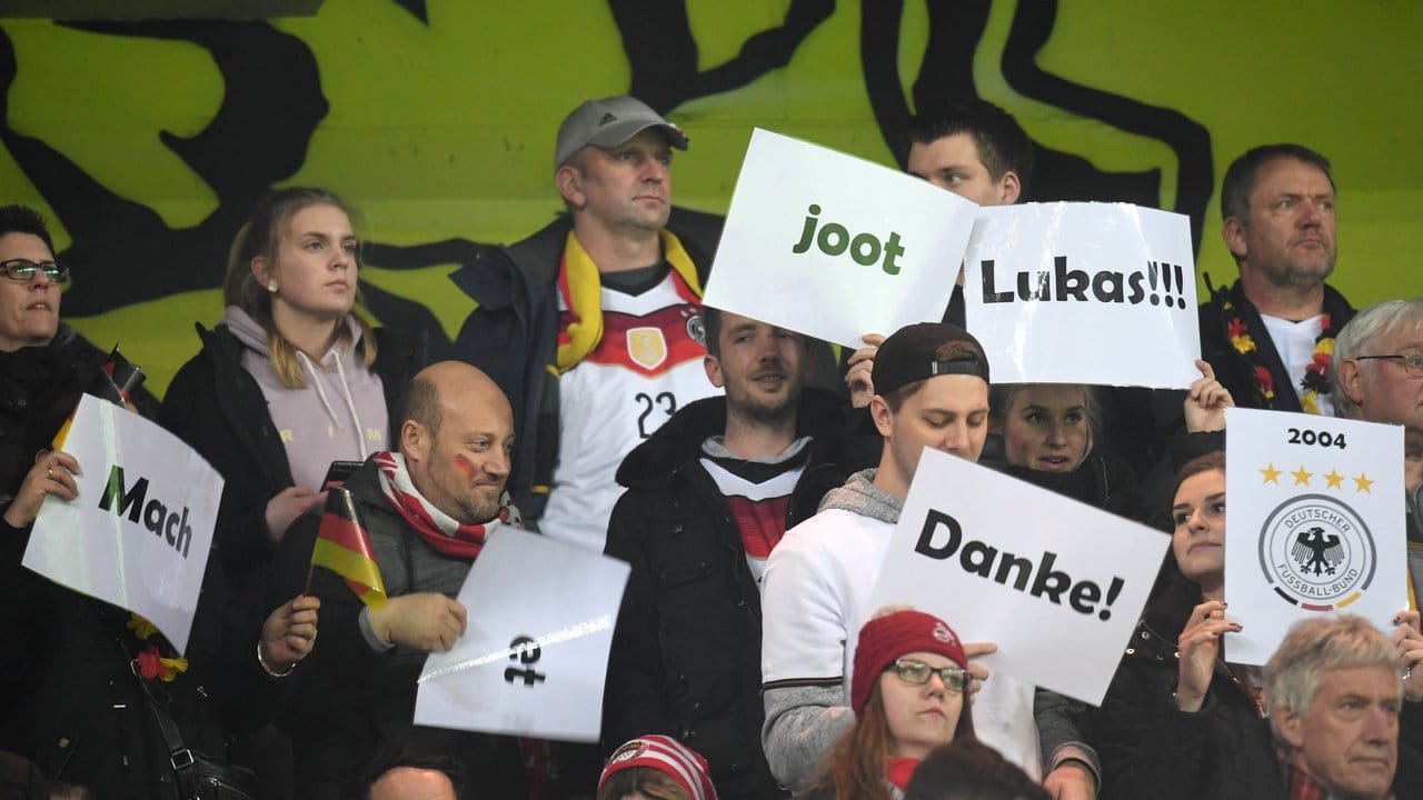 Die DFB-Fans wünschen Lukas Podolski alles Gute.