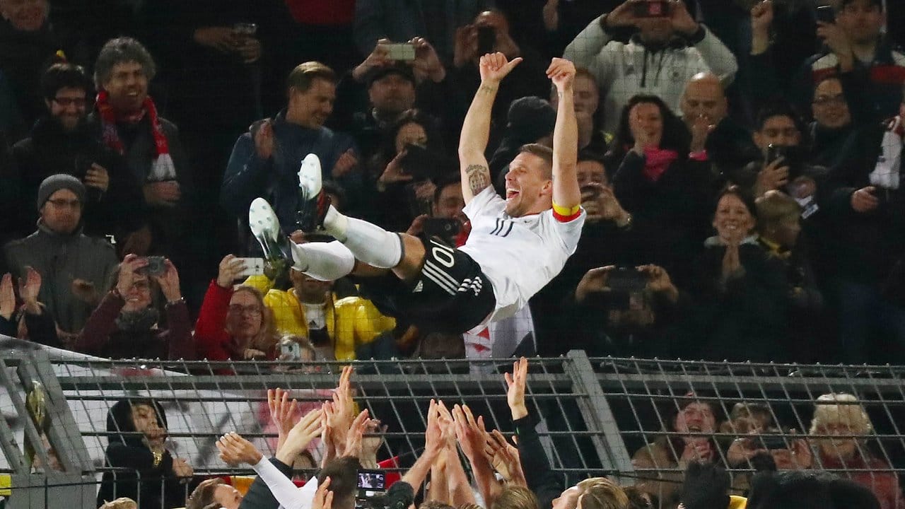 Lukas Podolski wurde nach dem Spiel von seinen Mannschaftskollegen groß gefeiert.