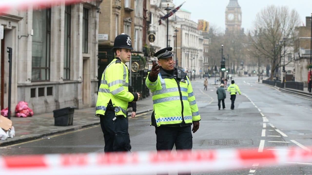 Polizisten in London auf der Whitehall: Beim Terroranschlag im Herzen Londons hat ein Angreifer vier Menschen getötet. Polizisten in London auf der Whitehall: Beim Terroranschlag im Herzen Londons hat ein Angreifer vier Menschen getötet.