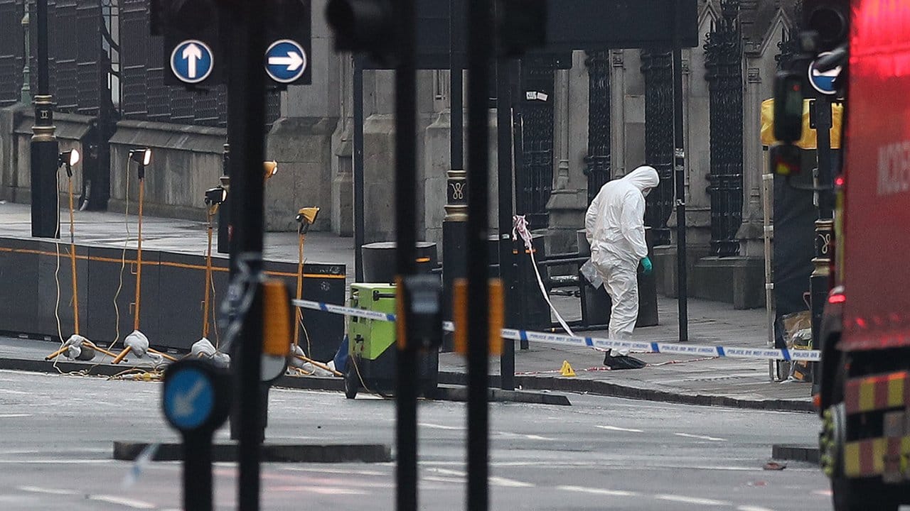 London im Ausnahmezustand: Mitarbeiter der Spurensicherung arbeiten am Anschlagsort in der Nähe des Parlaments. London im Ausnahmezustand: Mitarbeiter der Spurensicherung arbeiten am Anschlagsort in der Nähe des Parlaments.