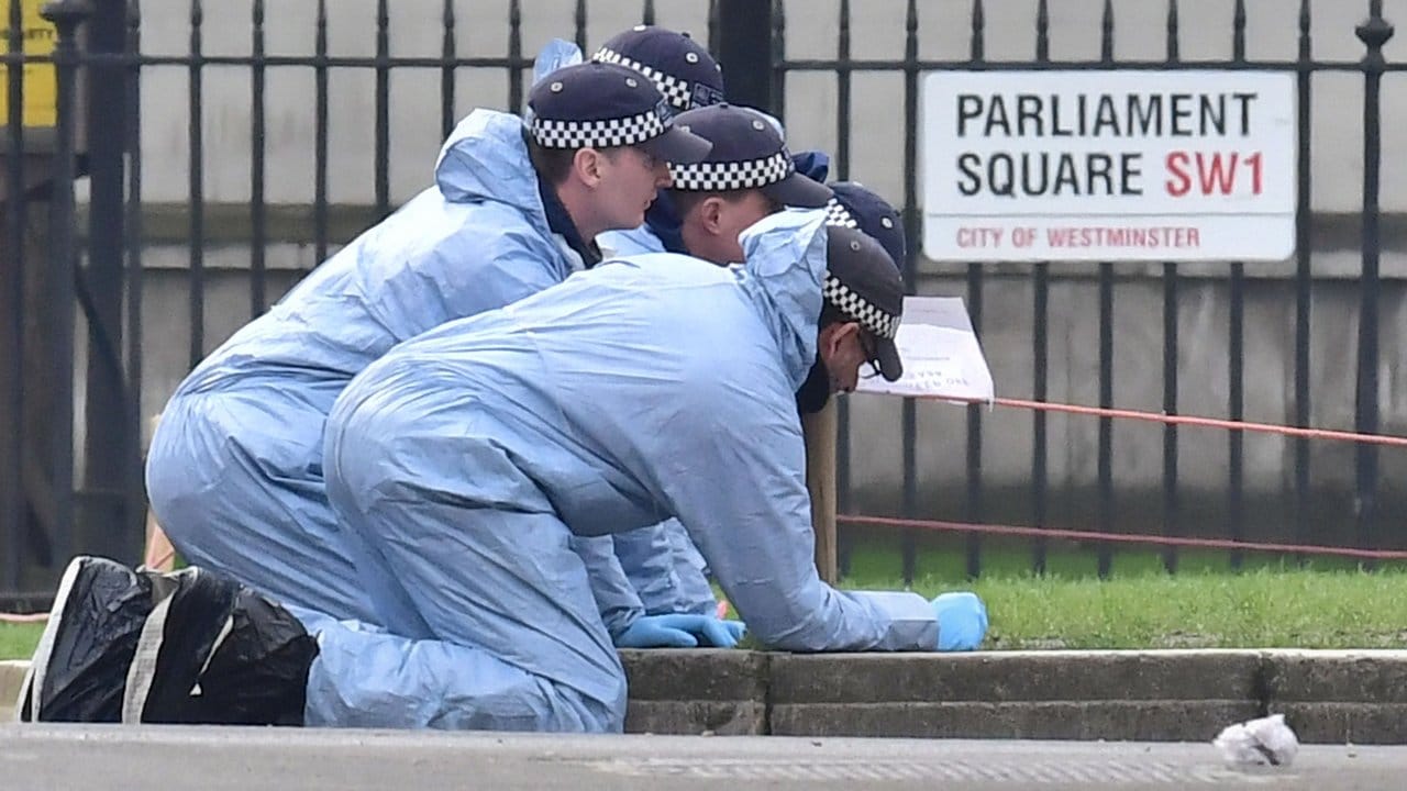 Nach dem Anschlag in London sichern Forensiker der Polizei Spuren vor dem britischen Parlament. Nach dem Anschlag in London sichern Forensiker der Polizei Spuren vor dem britischen Parlament.