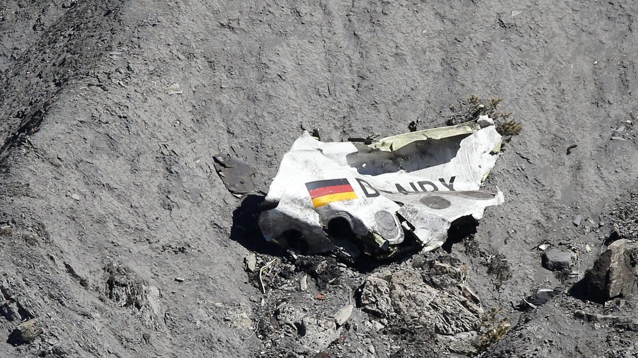 Trümmer der Germanwings-Maschine an der Absturzstelle.