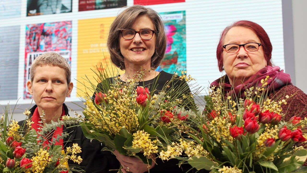 Die mit dem Preis der Leipziger Buchmesse ausgezeichneten Autorinnen Eva Lüdi Kong (Übersetzung, l-r), Barbara Stollberg-Rilinger (Sachbuch/Essayistik) neben Natascha Wodin.