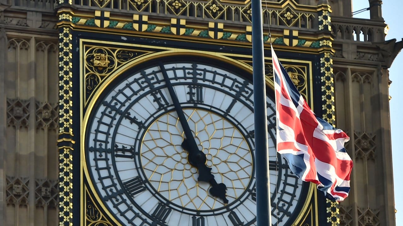Die britische Fahne weht vor dem Parlament in London auf halbmast. Die britische Fahne weht vor dem Parlament in London auf halbmast.