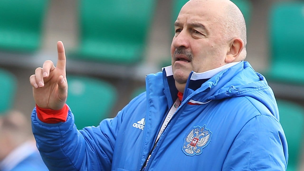 Russlands Trainer Stanislaw Tschertschessow leitet das Training der Nationalmannschaft in Krasnodar. Russlands Trainer Stanislaw Tschertschessow leitet das Training der Nationalmannschaft in Krasnodar.