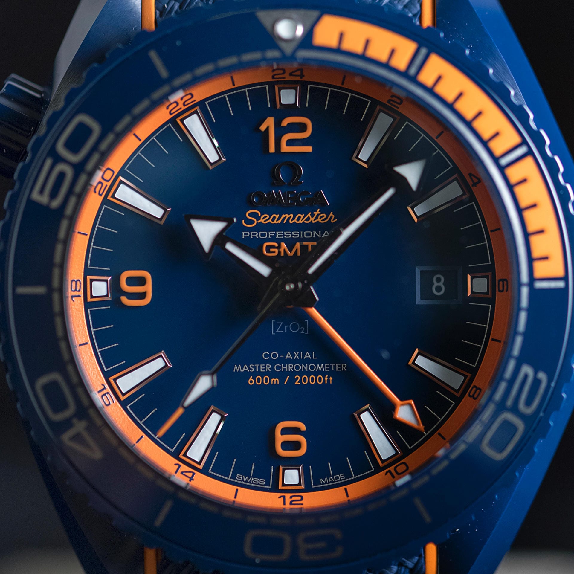 Ein Hingucker ist die Omega Seamaster Planet Ocean GMT Big Blue. Die Uhr ist aus einem Stück blauer Keramik gefertigt.