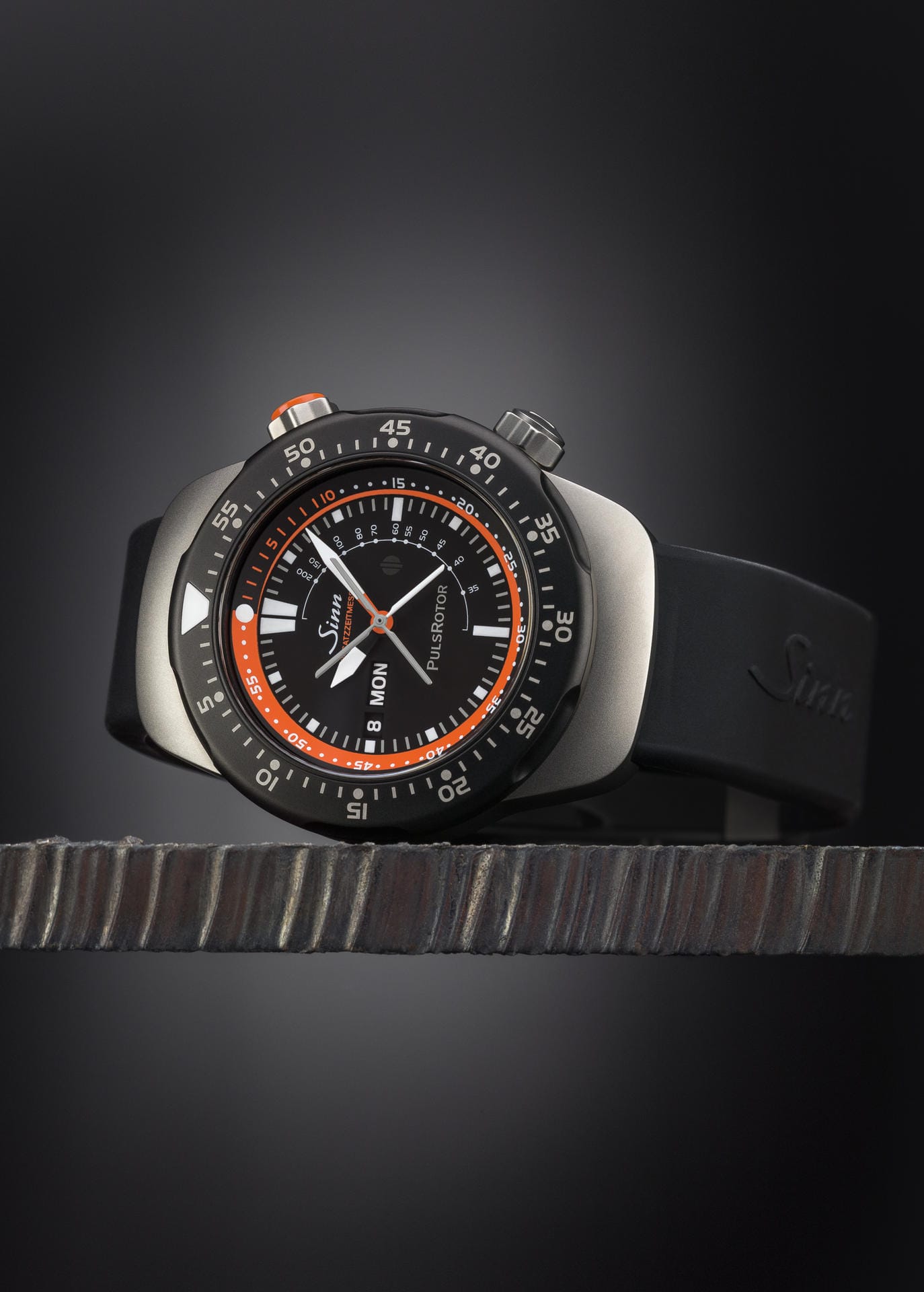 Der Frankfurter Uhrenbauer Sinn ist für seine besonderen Einsatzuhren bekannt. In Basel zeigt der Hersteller den Einsatzzeitmesser 12, der für den Luftrettungsdienst entwickelt wurde.