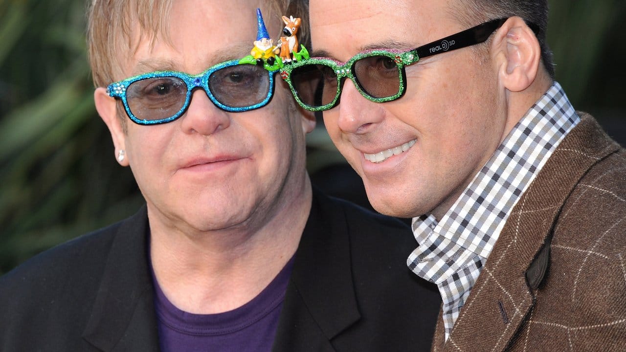 Elton John (l) und sein Partner David Furnish 2011 in London.