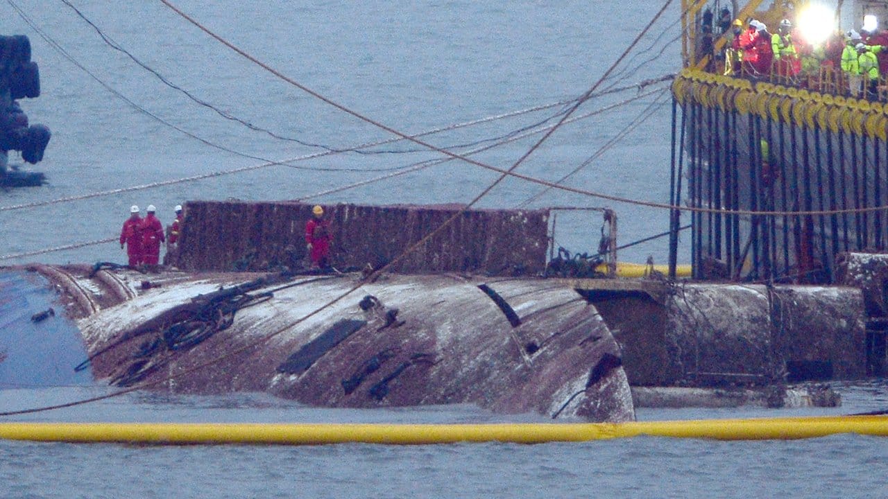 Der Schiffskörper hatte vor der Insel Jindo mehr als 40 Meter unter Wasser gelegen. Der Schiffskörper hatte vor der Insel Jindo mehr als 40 Meter unter Wasser gelegen.