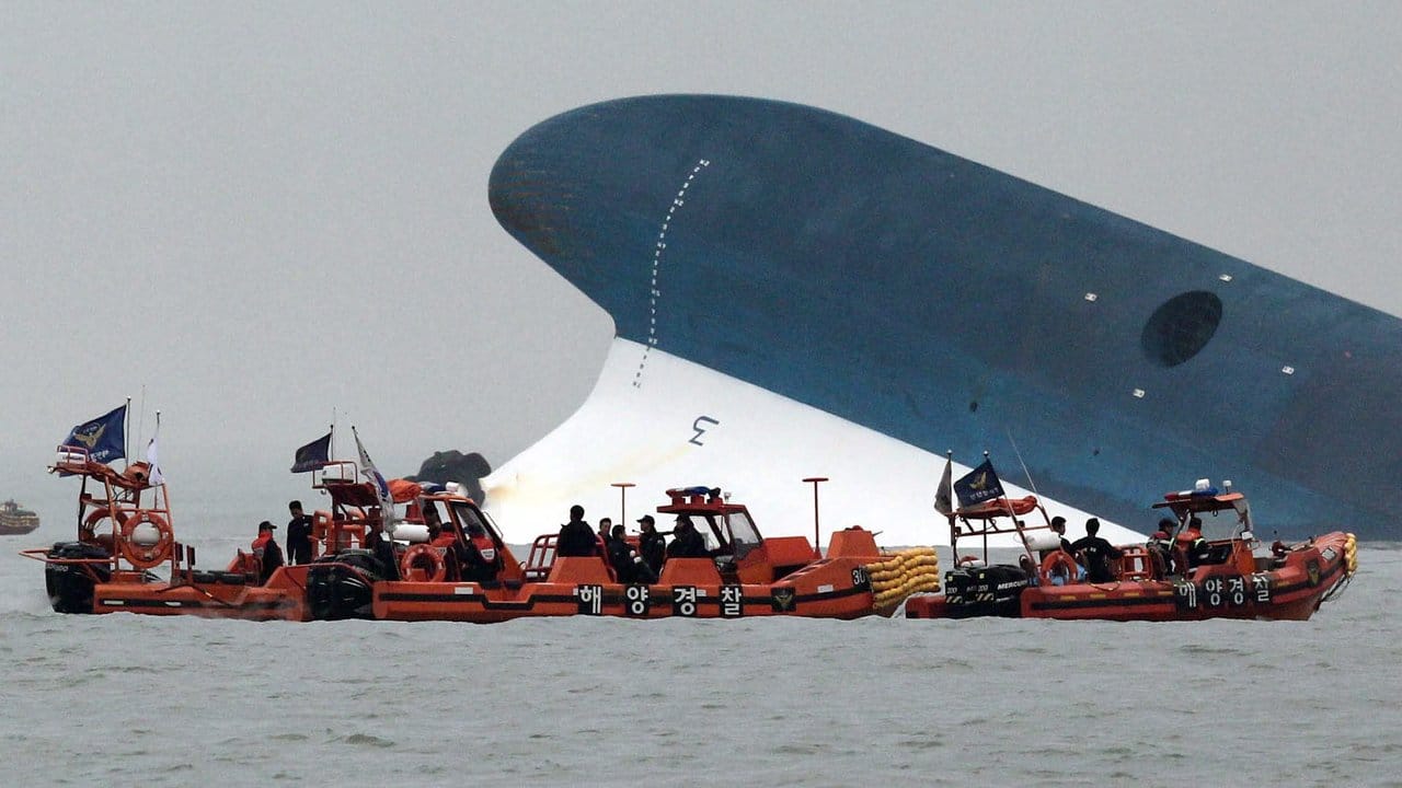 Die "Sewol" kurz vor ihrem Untergang am 16. Die "Sewol" kurz vor ihrem Untergang am 16.