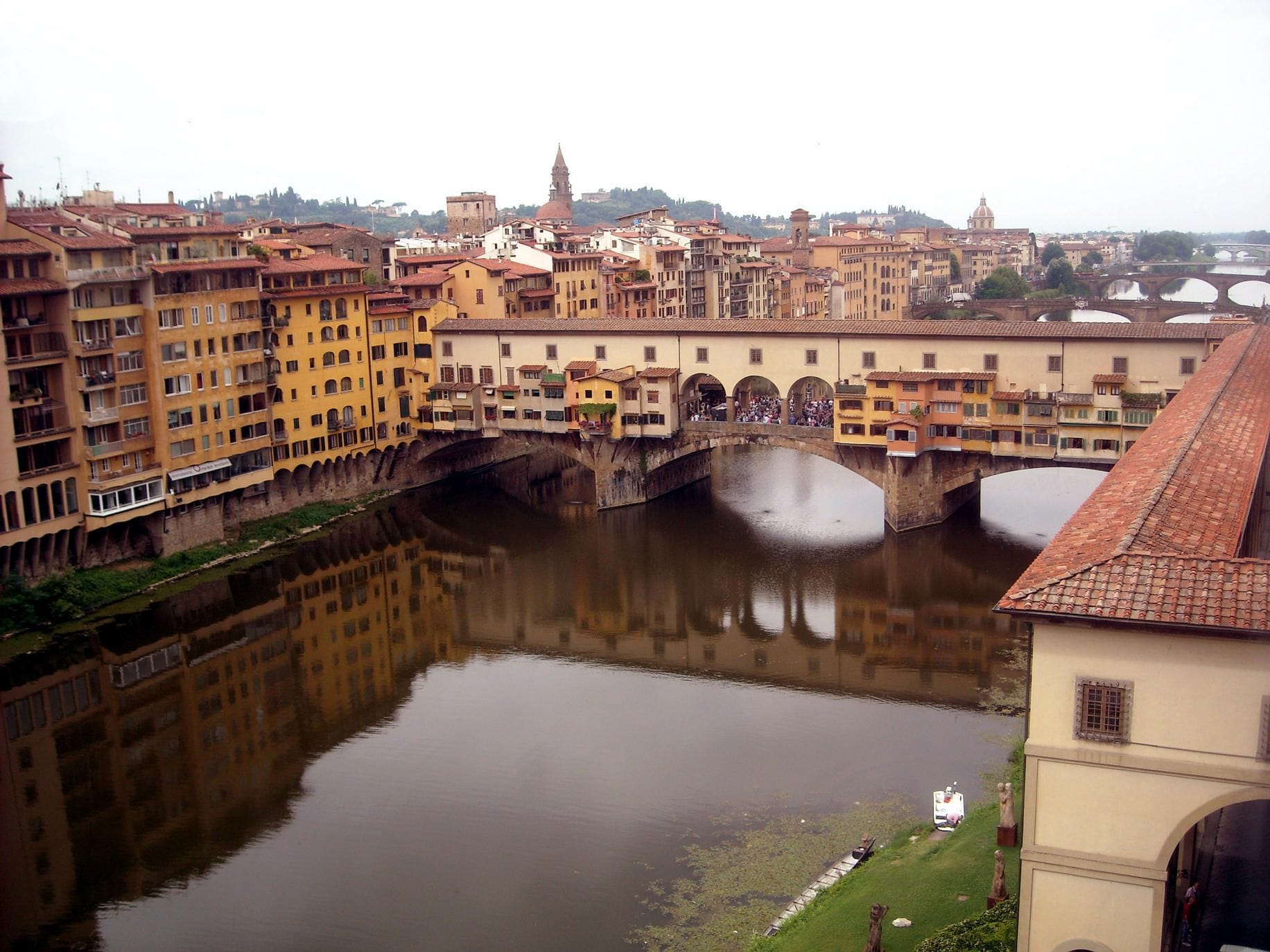 Die Segmentbogenbrücke in Florenz: Ponte Vecchio mit Vasarikorridor