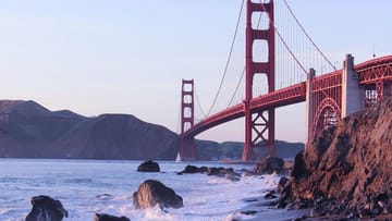 Das Geburtstagskind wird 80: die Golden Gate Bridge in San Francisco, Kalifornien.