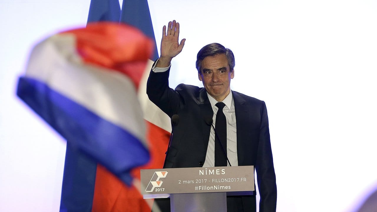 Der französische Präsidentschaftskandidat François Fillon steht wegen des Verdachts einer Scheinbeschäftigung seiner Frau auf Parlamentskosten unter Druck. Der französische Präsidentschaftskandidat François Fillon steht wegen des Verdachts einer Scheinbeschäftigung seiner Frau auf Parlamentskosten unter Druck.