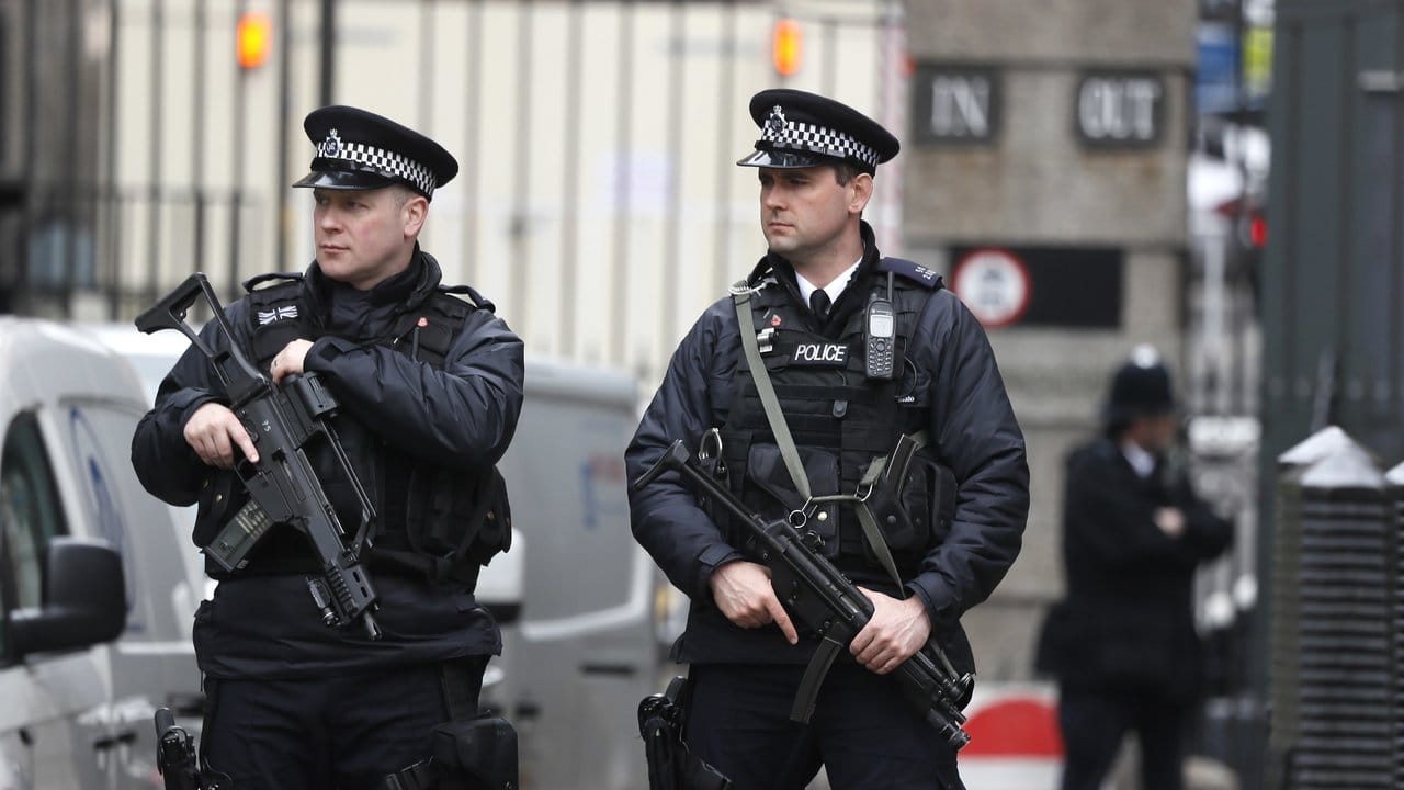 Bei Razzien in London, Birmingham und anderen Orten sind mehrere Menschen festgenommen worden. Bei Razzien in London, Birmingham und anderen Orten sind mehrere Menschen festgenommen worden.