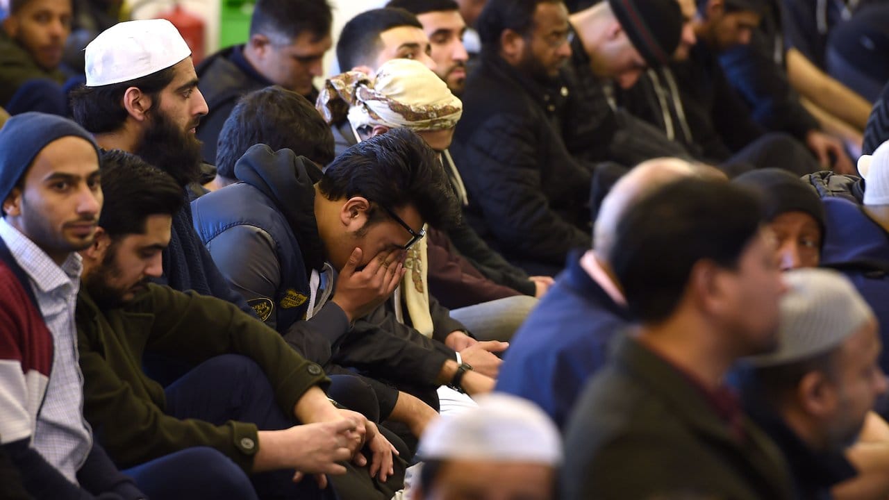 Muslimische Männer beten in der Zentral-Moschee in Birmingham für die Terroropfer von London. Muslimische Männer beten in der Zentral-Moschee in Birmingham für die Terroropfer von London.