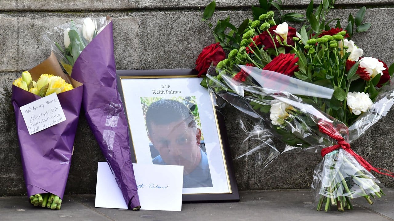 Blumen und ein Foto des ermordeten Polizisten Keith Palmer am Anschlagsort in London. Blumen und ein Foto des ermordeten Polizisten Keith Palmer am Anschlagsort in London.