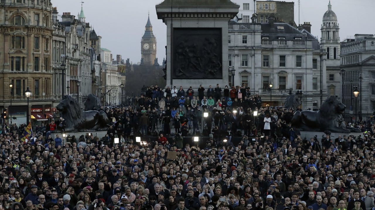 Am Trafalgar Square in London hatte sich eine Menschenmenge versammelt, um der Opfern des Terroranschlags in Westminster zu gedenken. Am Trafalgar Square in London hatte sich eine Menschenmenge versammelt, um der Opfern des Terroranschlags in Westminster zu gedenken.