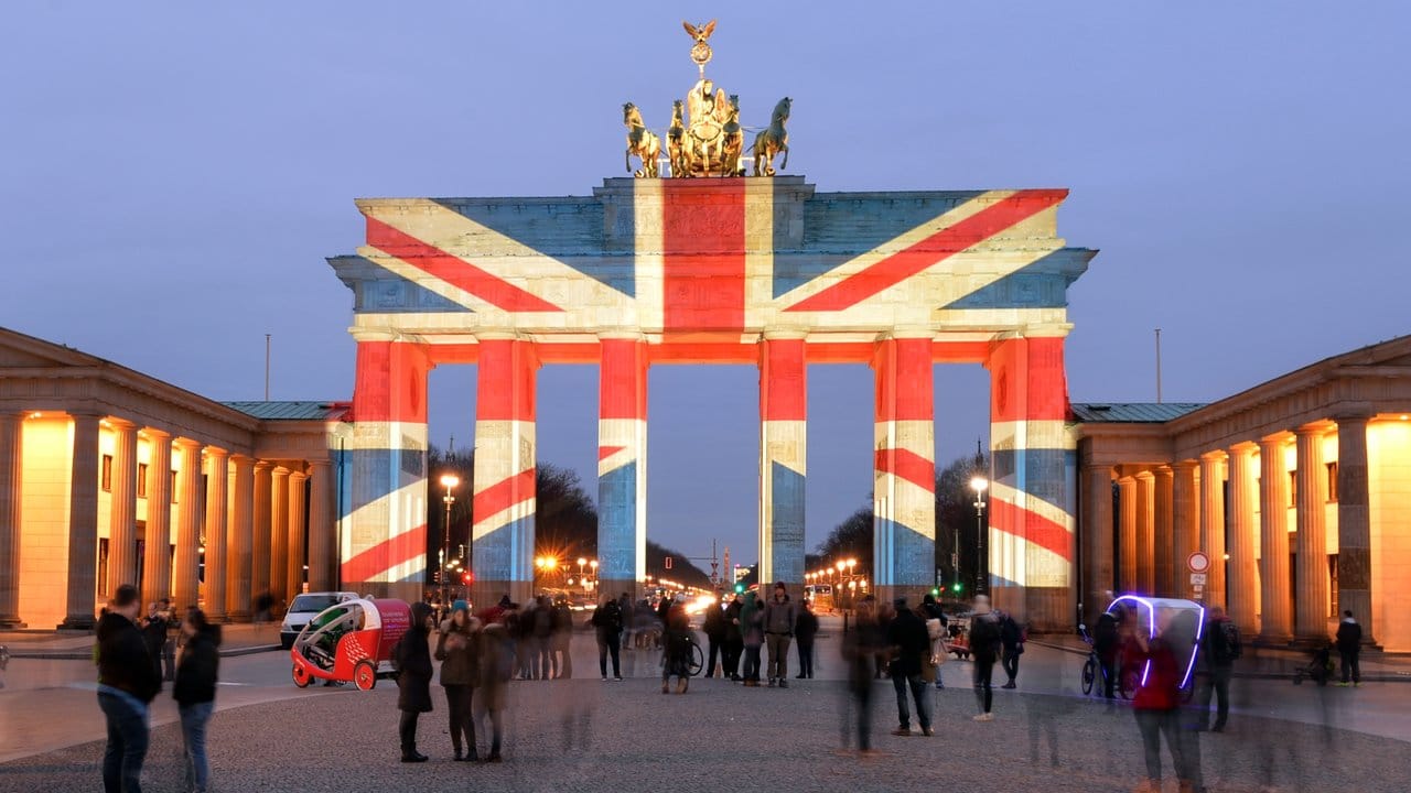 Im Gedenken an die Opfer des Anschlags von London wird das Brandenburger Tor in Berlin in den Farben der britischen Flagge angestrahlt. Im Gedenken an die Opfer des Anschlags von London wird das Brandenburger Tor in Berlin in den Farben der britischen Flagge angestrahlt.