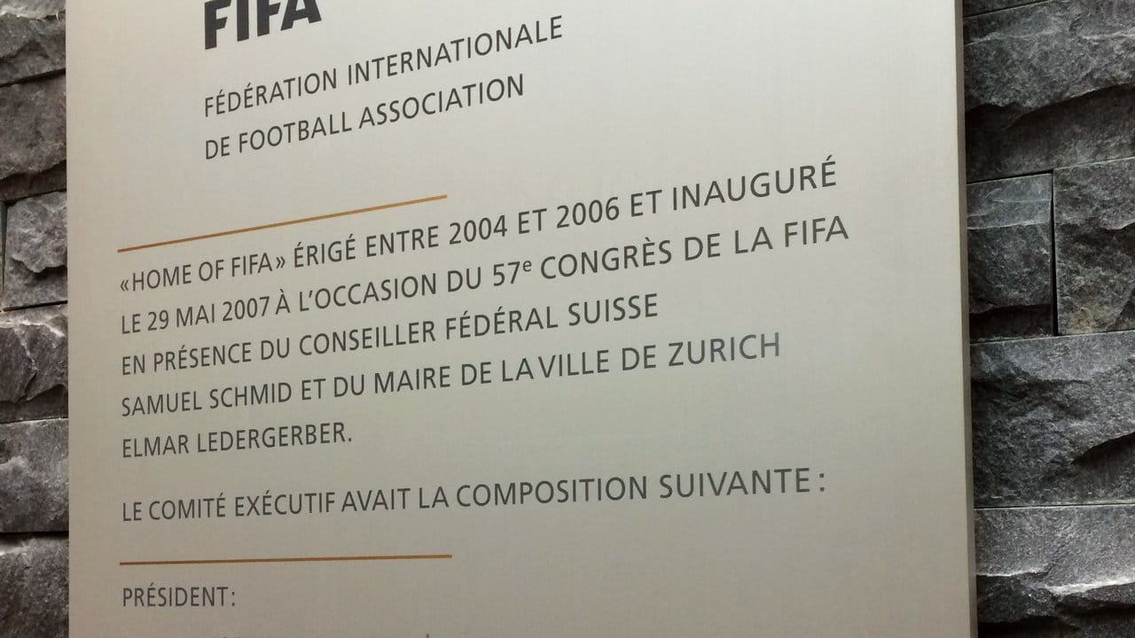 Die Tafel mit den Namen des ehemaligen FIFA-Präsidenten Blatter und der Ex-Mitglieder des Exekutivkomitees, hing im Eingangsbereich der Verbands-Zentrale in Zürich.