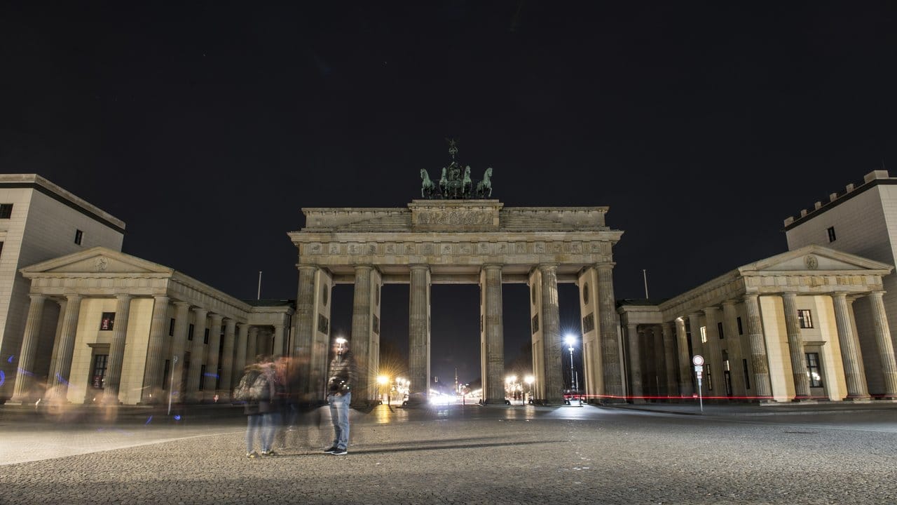 Auch das Brandenburger Tor war während der "Earth Hour" unbeleuchtet. Auch das Brandenburger Tor war während der "Earth Hour" unbeleuchtet.