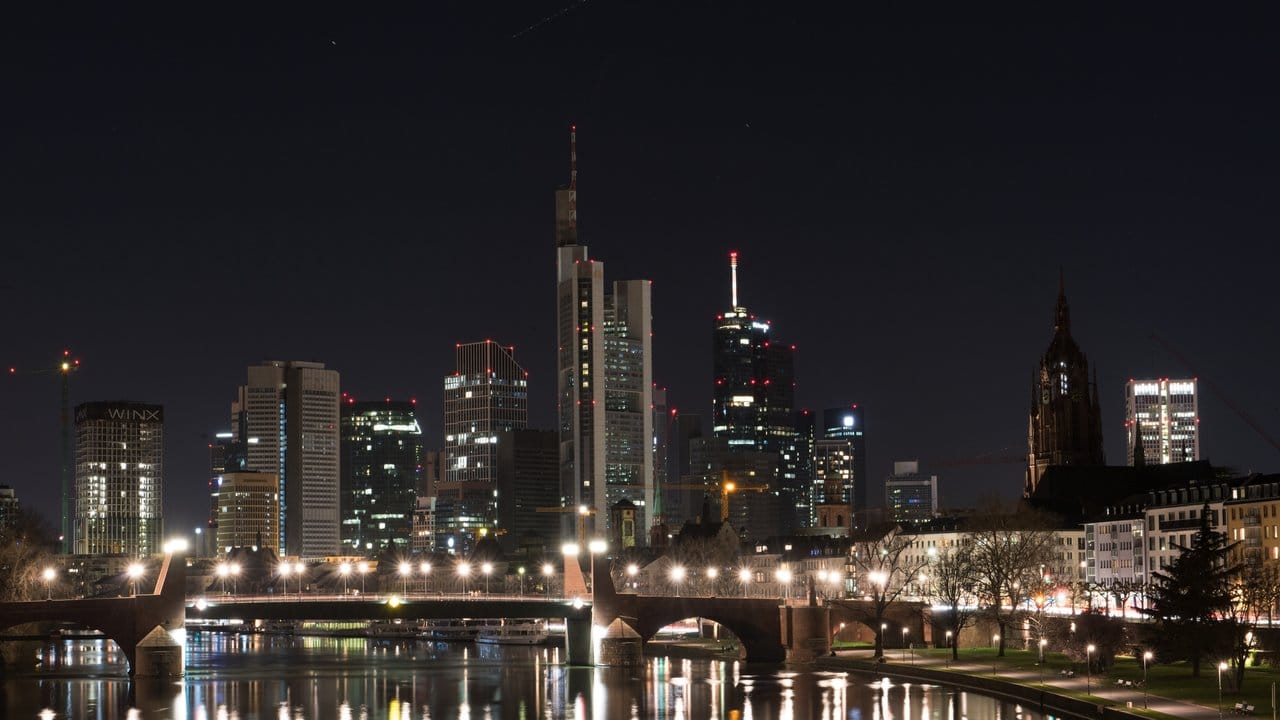 Die Skyline von Frankfurt am Main während der Verdunklung zur weltweite Aktion "Earth Hour". Die Skyline von Frankfurt am Main während der Verdunklung zur weltweite Aktion "Earth Hour".