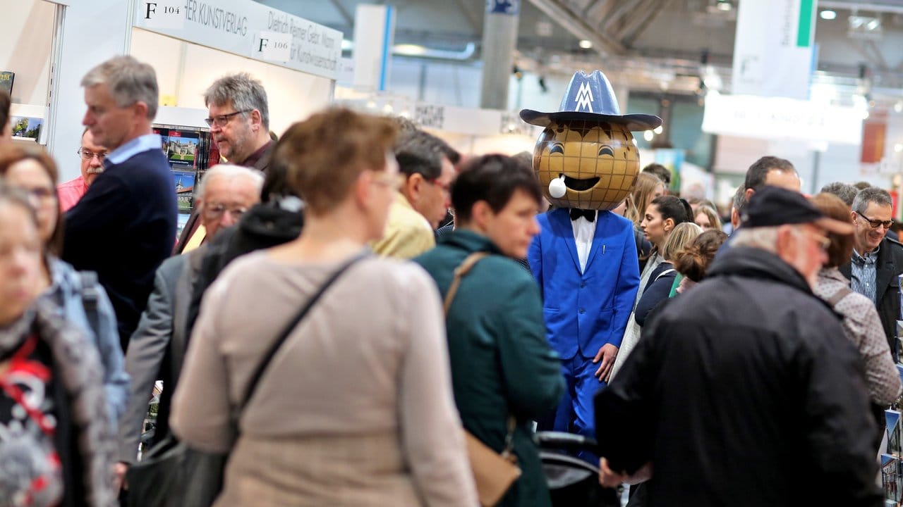 Das Messe-Männchen, Maskottchen der Leipziger Buchmesse, macht einen kleinen Rundgang.