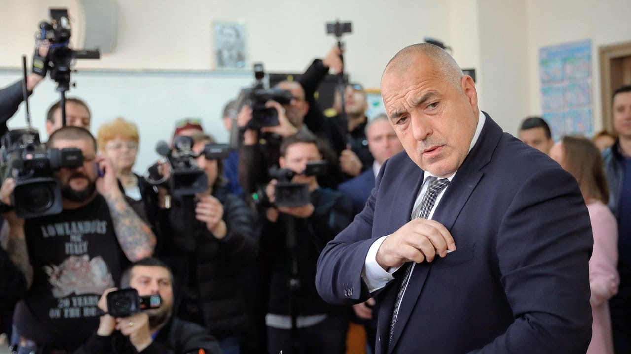 Die dritte Parlamentswahl binnen vier Jahren war nach dem Rücktritt der Mitte-Rechts-Regierung von Ministerpräsident Boiko Borissow notwendig geworden. Die dritte Parlamentswahl binnen vier Jahren war nach dem Rücktritt der Mitte-Rechts-Regierung von Ministerpräsident Boiko Borissow notwendig geworden.