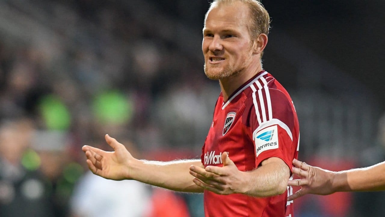 Nach einem verbalen Ausraster gegenüber Trainer Walpurgis wurde Tobias Levels aus dem Profi-Kader geworfen. Nach einem verbalen Ausraster gegenüber Trainer Walpurgis wurde Tobias Levels aus dem Profi-Kader geworfen.