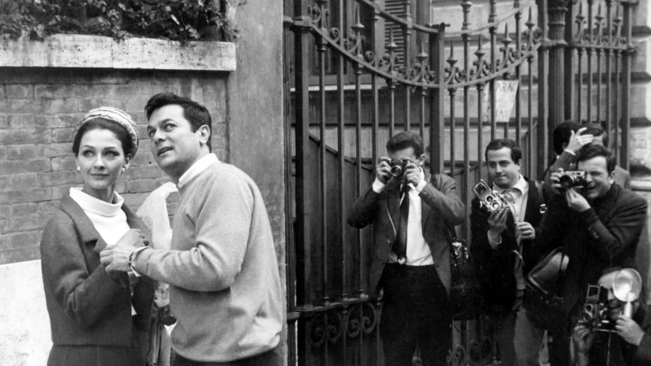 Christine Kaufmann und Tony Curtis werden während eines Urlaubs in Rom im März 1965 ständig von Fotografen umlagert.
