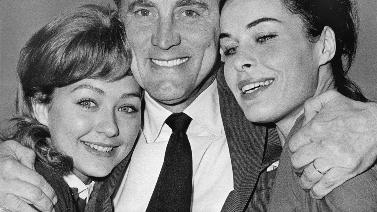 Kirk Douglas 1960 in München mit Christine Kaufmann (l) und Barbara Rütting, den Hauptdarstellerinnen des Films "Stadt ohne Mitleid".