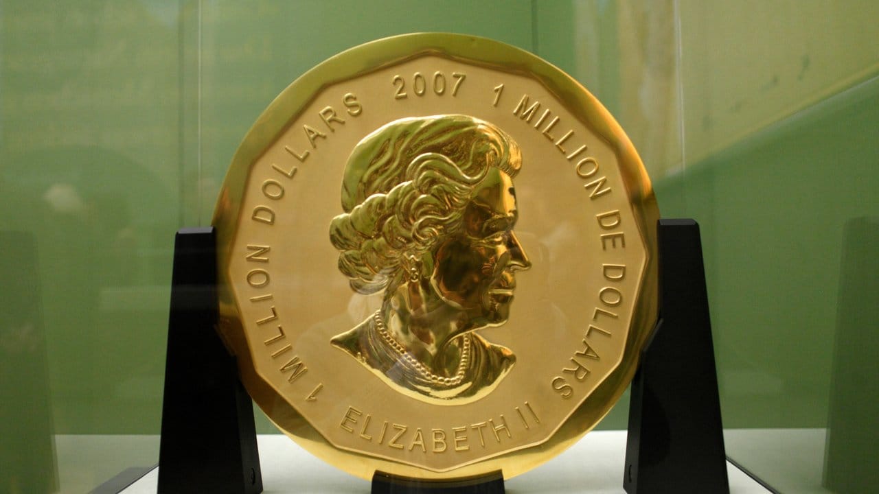 Unbekannte haben die 100 Kilogramm schwere Goldmünze "Big Maple Leaf" aus dem Berliner Bode-Museum gestohlen. Unbekannte haben die 100 Kilogramm schwere Goldmünze "Big Maple Leaf" aus dem Berliner Bode-Museum gestohlen.