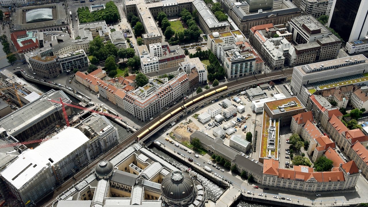 Das Bode-Museum aus der Vogelperspektive: Das Museum liegt zwischen der Spree und dem Kupfergraben. Das Bode-Museum aus der Vogelperspektive: Das Museum liegt zwischen der Spree und dem Kupfergraben.