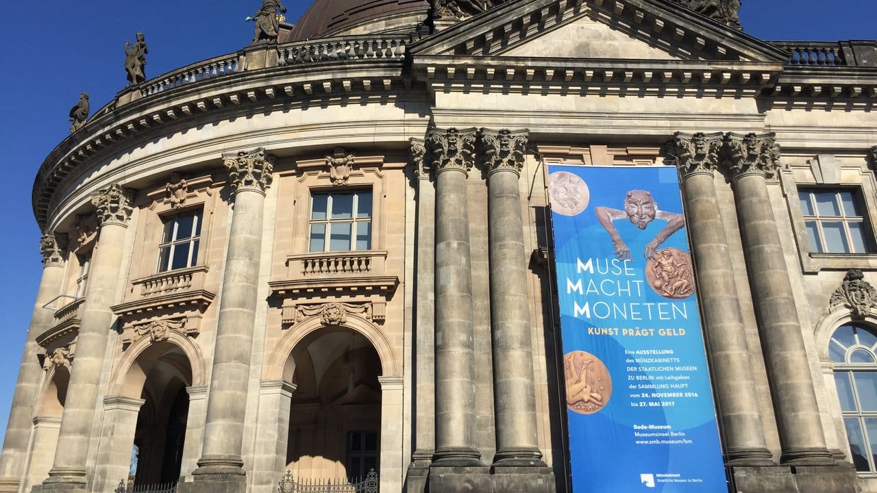 Ein Werbebanner mit der Aufschrift "Muse macht Moneten" hängt am Bode-Museum. Ein Werbebanner mit der Aufschrift "Muse macht Moneten" hängt am Bode-Museum.