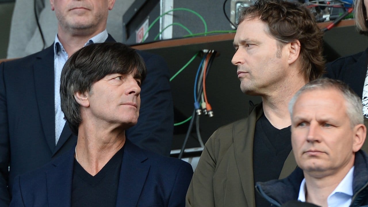 Bundestrainer Joachim Jogi Löw (l) und Co-Trainer Marcus Sorg schauen das Spiel der U21 von der Tribüne aus.