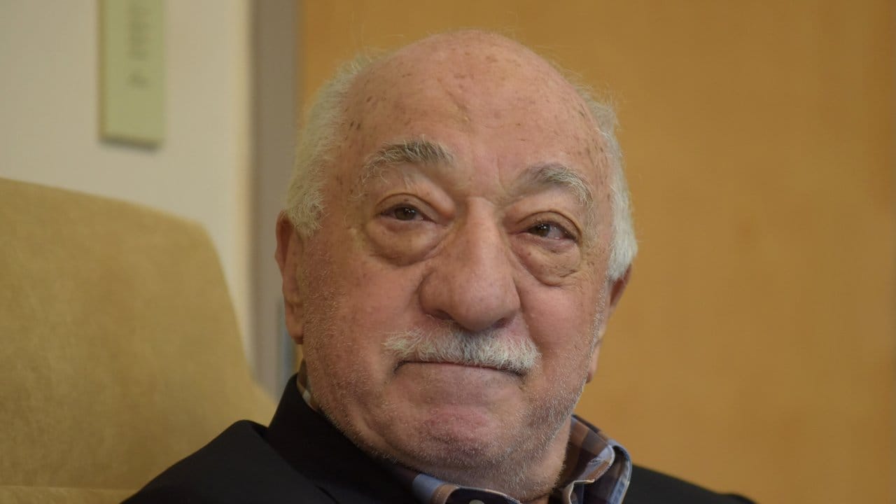 Fethullah Gülen und der türkische Staatspräsident Recep Tayyip Erdogan hatten bis vor einigen Jahren ähnliche Ziele. Fethullah Gülen und der türkische Staatspräsident Recep Tayyip Erdogan hatten bis vor einigen Jahren ähnliche Ziele.