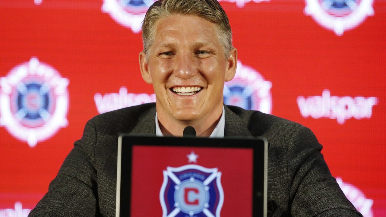 Bastian Schweinsteiger gibt anlässlich seines Vereinswechsels zum MLS-Team Chicago Fire eine Pressekonferenz.