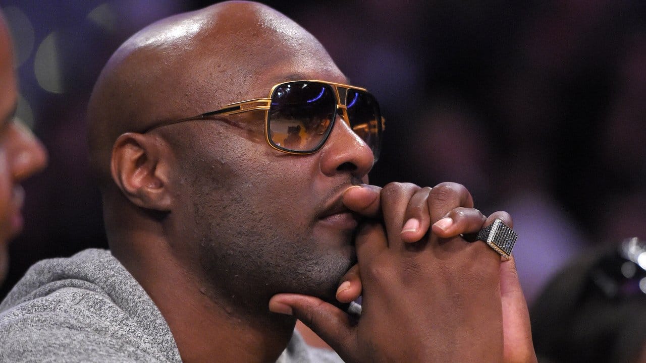 Er hat überlebt: Lamar Odom verfolgt in Los Angeles ein Spiel der Lakers gegen Miami Heat. Er hat überlebt: Lamar Odom verfolgt in Los Angeles ein Spiel der Lakers gegen Miami Heat.