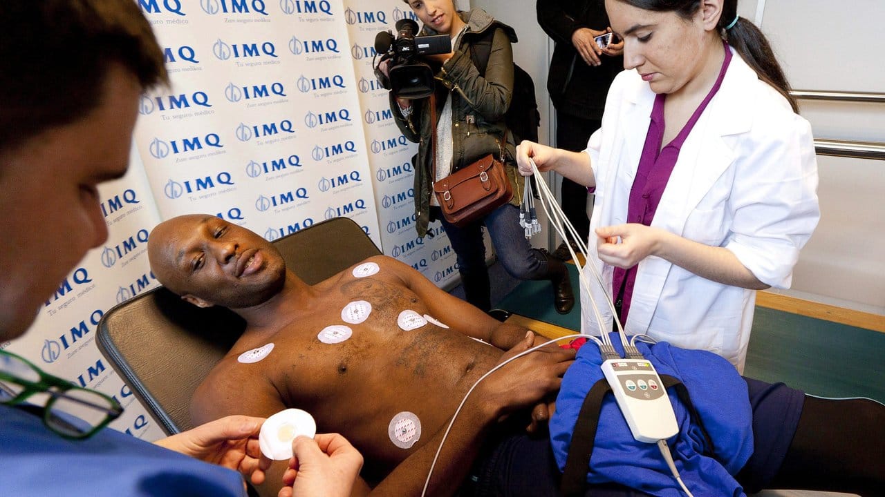 Lamar Odom bei einer Routineuntersuchung: Der zweifache NBA-Champion hat mehrere Schlaganfälle und Herzinfarkte überstanden. Lamar Odom bei einer Routineuntersuchung: Der zweifache NBA-Champion hat mehrere Schlaganfälle und Herzinfarkte überstanden.