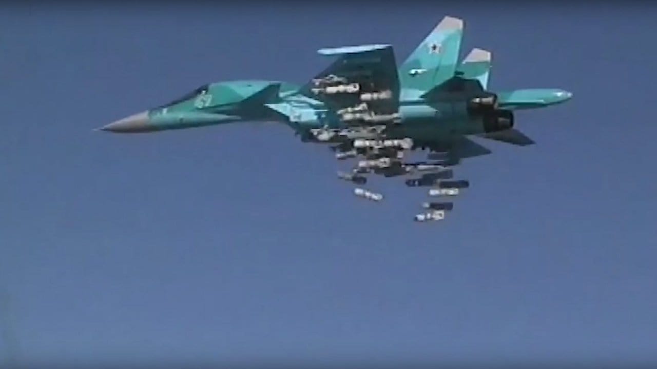 Eine russische Suchoi Su-34 wirft über Syrien ihre Bombenlast ab.