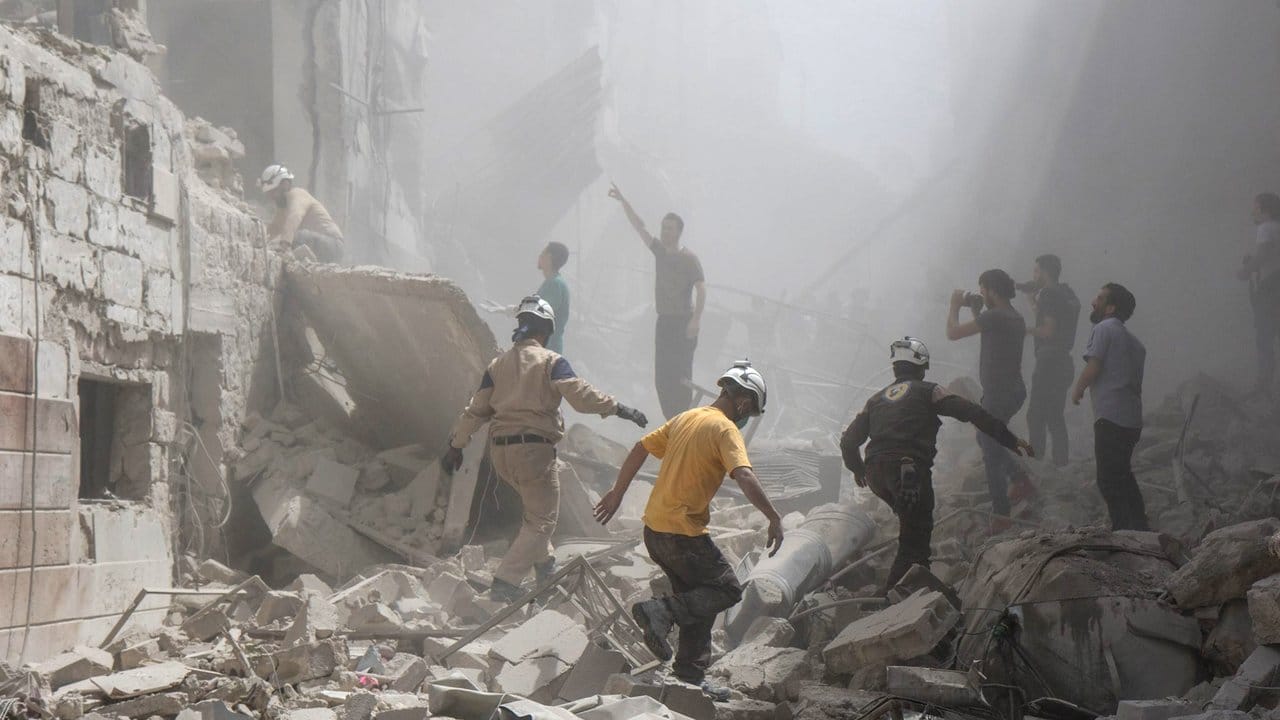 Nach einem Luftangriff in Aleppo versuchen Helfer Opfer aus den Trümmern eines Hauses zu bergen.