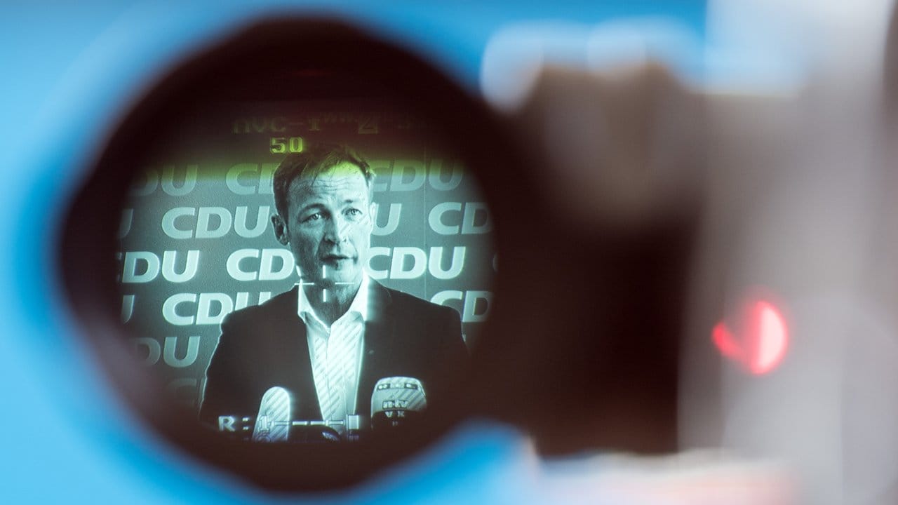 Der CDU-Landtagsabgeordnete Daniel Sieveke gibt als Mitglied des Untersuchungsausschuss des nordrhein-westfälischen Landtags zum Fall Amri ein Statement. Der CDU-Landtagsabgeordnete Daniel Sieveke gibt als Mitglied des Untersuchungsausschuss des nordrhein-westfälischen Landtags zum Fall Amri ein Statement.