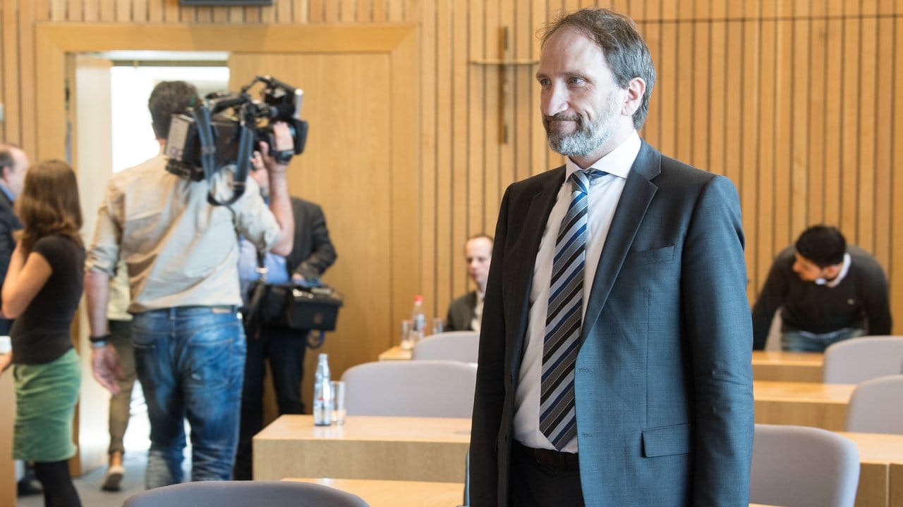 Bernhard Kretschmer, Sonderbeauftragter der Landesregierung, steht vor dem Untersuchungsausschuss des nordrhein-westfälischen Landtags. Bernhard Kretschmer, Sonderbeauftragter der Landesregierung, steht vor dem Untersuchungsausschuss des nordrhein-westfälischen Landtags.