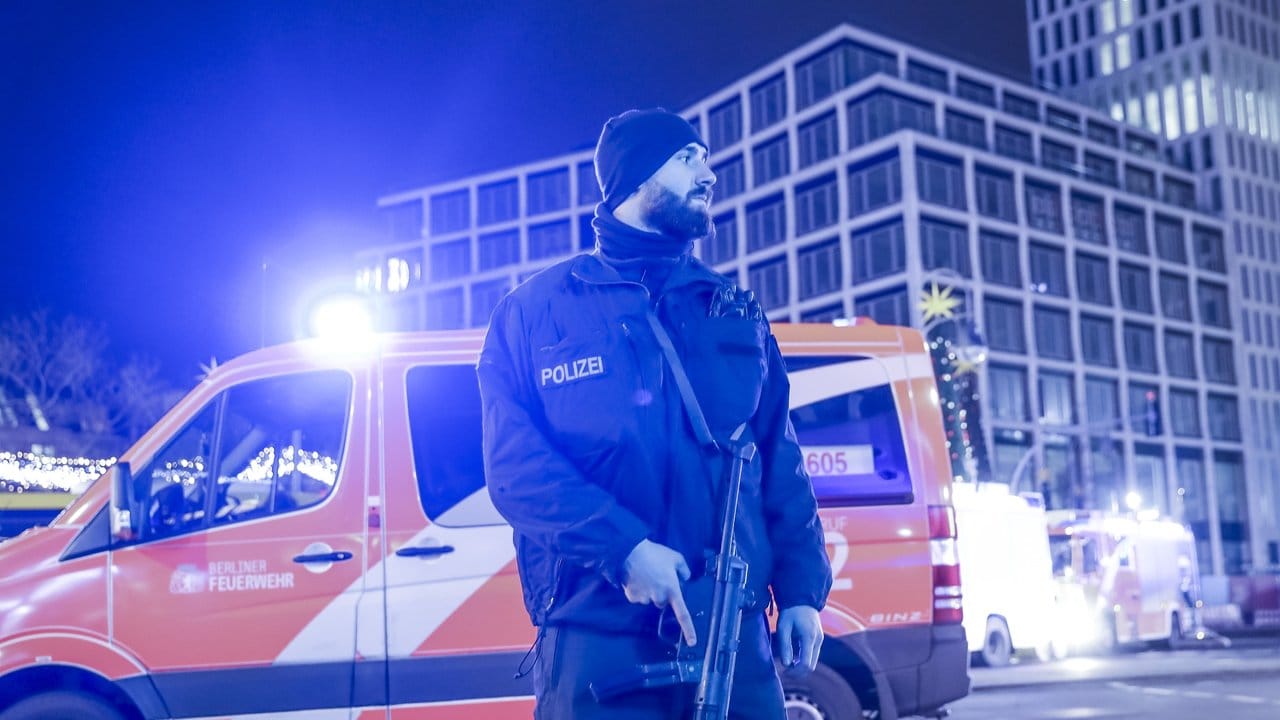 Polizeieinsatz am Breitscheidplatz: Der Attentäter Anis Amri war polizeibekannt, konnte aber dennoch zuschlagen. Polizeieinsatz am Breitscheidplatz: Der Attentäter Anis Amri war polizeibekannt, konnte aber dennoch zuschlagen.